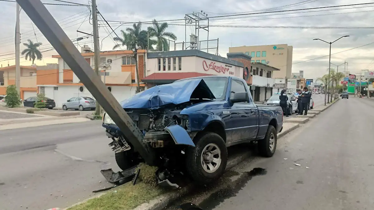 Una camioneta se estrelló contra un poste de alumbrado público en la avenida Hidalgo de Tampico